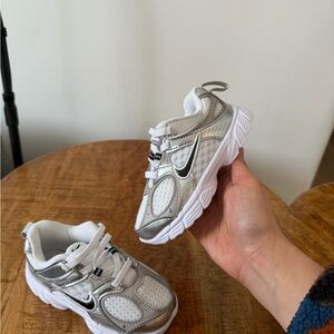 Nike Kids  Kids V5 RNR sneaker.
